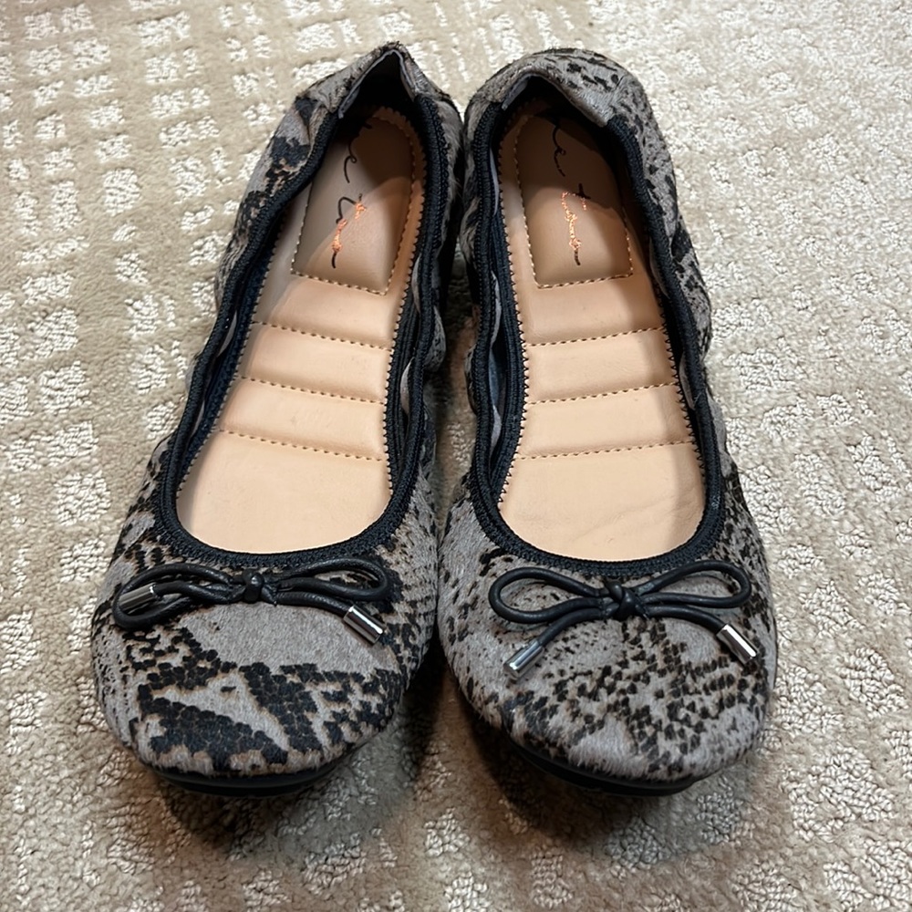 Me too Halle faux snake print flats 8.5 M